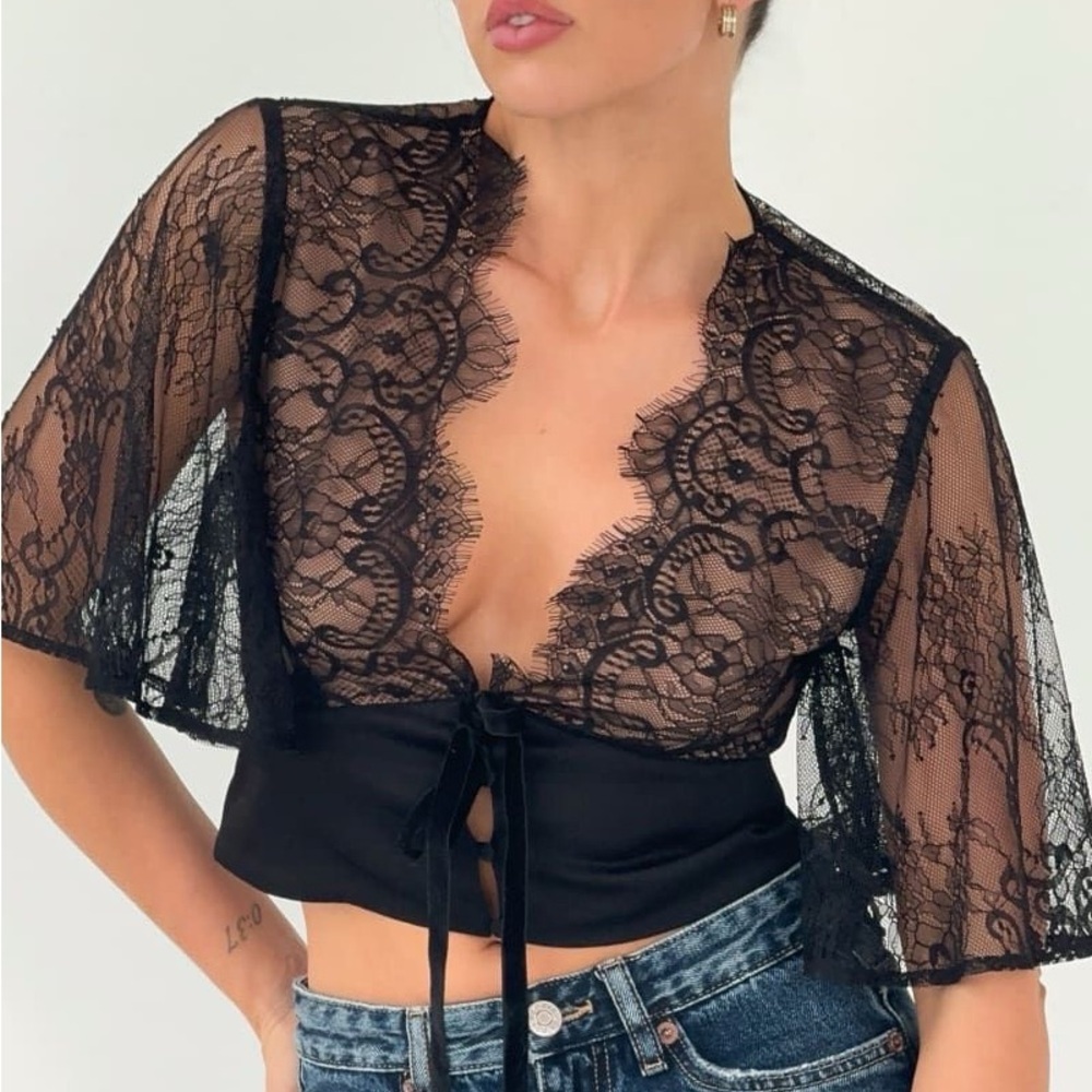RUMORED Verona Lace Top In Black